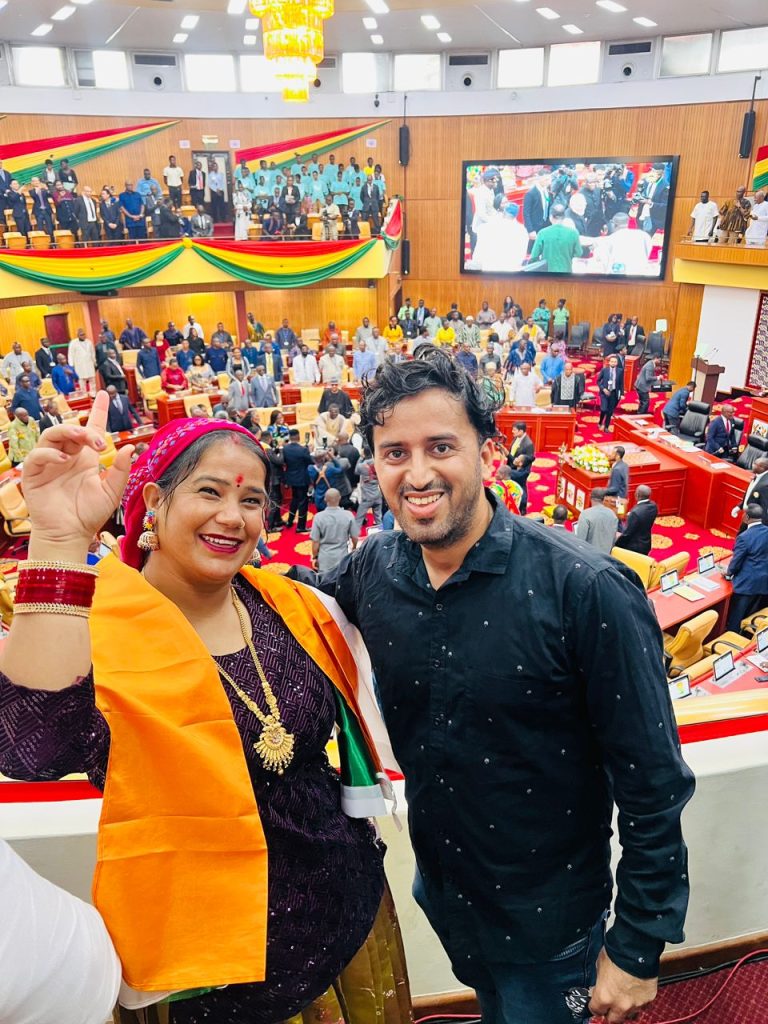 घाना (अफ़्रीका) के संसद में जौनसारी वेशभूषा पहने भारत के प्रधानमंत्री श्री नरेंद्र मोदी जी से मिलने पहुँची जौनसार की बेटी बॉबी प्रकाश ।